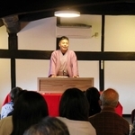 三田出身の桂三語さんが古民家で落語を披露＝昨年のイベント（提供）