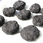 乾燥させた後、発酵を繰り返して作った「藍玉」＝三田市藍本