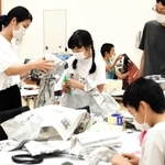 新聞紙を使って立体作品を作る子どもら＝三田市天神１