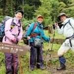 兵庫アルプス全山縦走に挑戦した坂田洋子さん（中央）と青木宏充さん（右）、松下由紀さん＝１０月１０日、わかさ氷ノ山キャンプ場