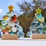 カラフルなつぶガラスを並べたクリスマスツリー（提供）