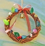 とんぼ玉をちりばめたリース（提供）