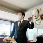 皷の滝で披露する能面