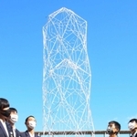 文化祭に合わせてお披露目された柱形のハンガークリスタル＝藍中学校