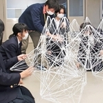 三角すいを規則的に組み合わせていく＝藍中学校