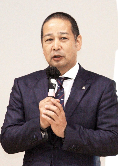 大好きなすしづくりについて話す卒業生でスシロー元社長の堀江陽さん＝三輪小学校