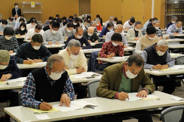 真剣な表情で解き進める受験者＝三田市駅前町