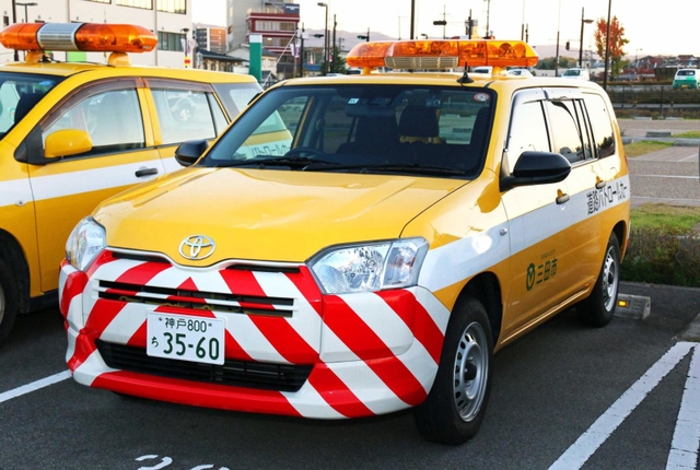 車載カメラを取り付けるパトロール車＝三田市三輪２