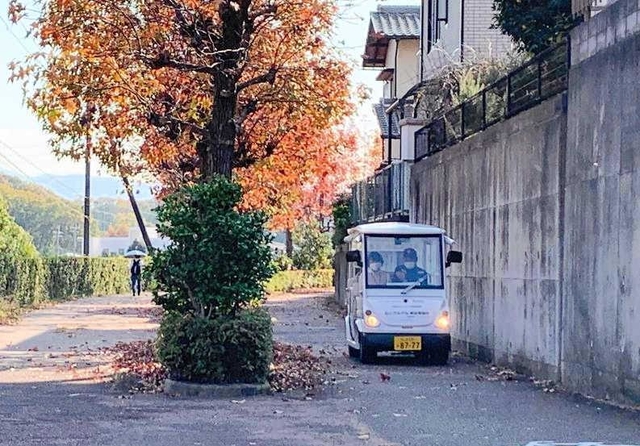 住民を乗せて武庫が丘地区を走る車両（三田市提供）