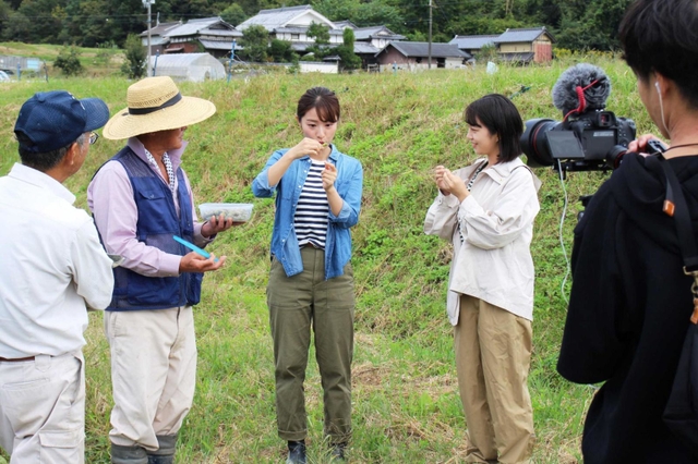 軽快なトークを交えて収録を進めるリポーターと出演者ら＝三田市志手原