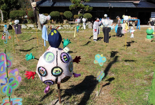 思い思いの妖怪が並ぶかかしコンテスト＝三田市小野