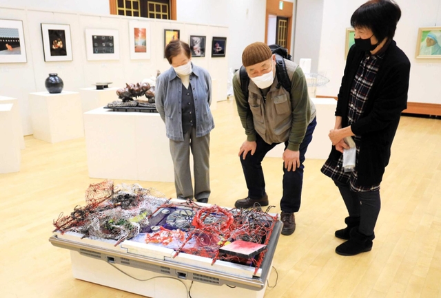 造形作品や絵画などが並ぶ会場＝三田市天神１