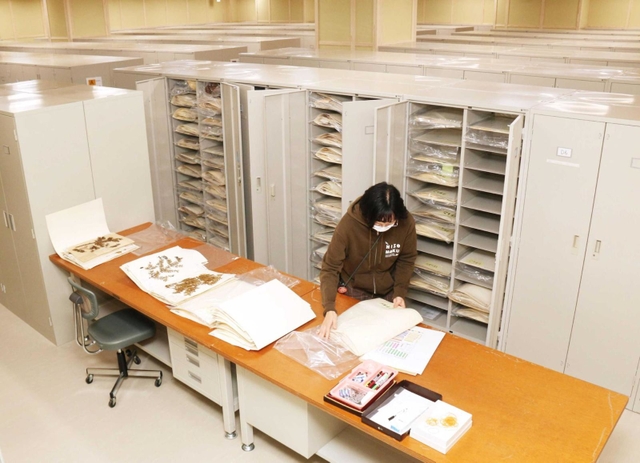 湿度や温度を保ち、大量の植物標本を収納する収蔵庫＝県立人と自然の博物館