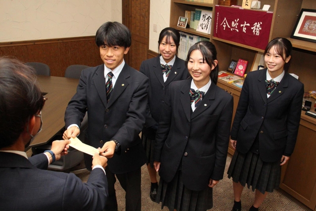 寄付金を手渡す生徒＝三田市学園１