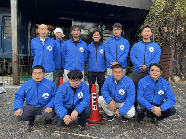 塗装を手がけた兵庫昭和会のメンバー（市提供）＝三田市あかしあ台５
