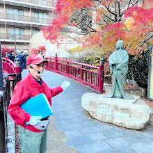 ねねの像を案内するガイド