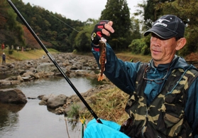 解禁日にアマゴ釣りを楽しんだ愛好家＝三田市小柿