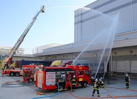 一斉に放水する消防隊員ら＝三田市テクノパーク