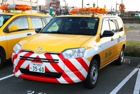 車載カメラを取り付けるパトロール車＝三田市三輪２