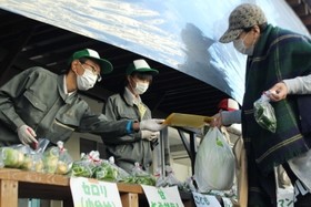 農業祭で野菜などを販売する有馬高校の生徒＝２０２０年１１月、有馬高校