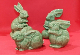 うさぎをかたどった三田青磁＝三田市