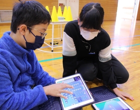 距離や角度を測りプログラムを微調整する＝三田市志手原