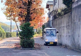 住民を乗せて武庫が丘地区を走る車両（三田市提供）