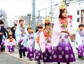 稚児行列の披露もあった＝三田市三輪３