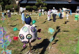思い思いの妖怪が並ぶかかしコンテスト＝三田市小野