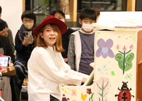 ピアノを演奏したミチコさん＝県立人と自然の博物館