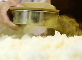 こうじ菌を振りかける＝三田市木器