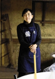 ６代目当主となった岡村理恵さん＝三田市木器