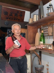 酒造りの道具を紹介する岡村隆夫さん（２０１８年８月撮影）＝三田市木器