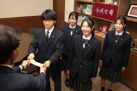寄付金を手渡す生徒＝三田市学園１