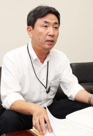 悪質商法の被害軽減へ講演活動を始める上田さん＝三田市弥生が丘１