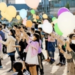 創立１２０年を祝い風船を飛ばす児童＝三輪小学校