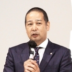 大好きなすしづくりについて話す卒業生でスシロー元社長の堀江陽さん＝三輪小学校