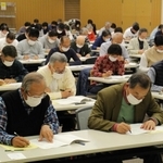 真剣な表情で解き進める受験者＝三田市駅前町