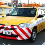 車載カメラを取り付けるパトロール車＝三田市三輪２