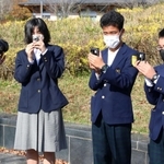 斎藤記者からカメラの構え方を教わる（右から）中村さん、松本さん、安井さん＝三田市福島