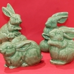 うさぎをかたどった三田青磁＝三田市