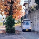 住民を乗せて武庫が丘地区を走る車両（三田市提供）