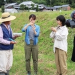 軽快なトークを交えて収録を進めるリポーターと出演者ら＝三田市志手原