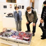 造形作品や絵画などが並ぶ会場＝三田市天神１