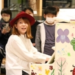 ピアノを演奏したミチコさん＝県立人と自然の博物館