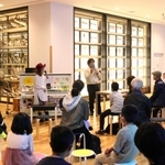 標本が並ぶ会場で、三橋弘宗主任研究員が曲の内容に沿った解説を披露した＝県立人と自然の博物館