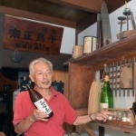 酒造りの道具を紹介する岡村隆夫さん（２０１８年８月撮影）＝三田市木器