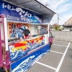 親子連れでにぎわったマグロの解体ショー（提供）