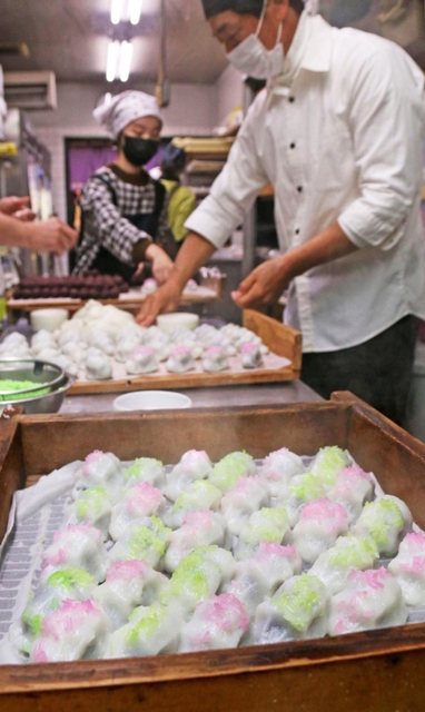 米まんじゅうを作る「きねや菓舗」の従業員＝三田市三田町