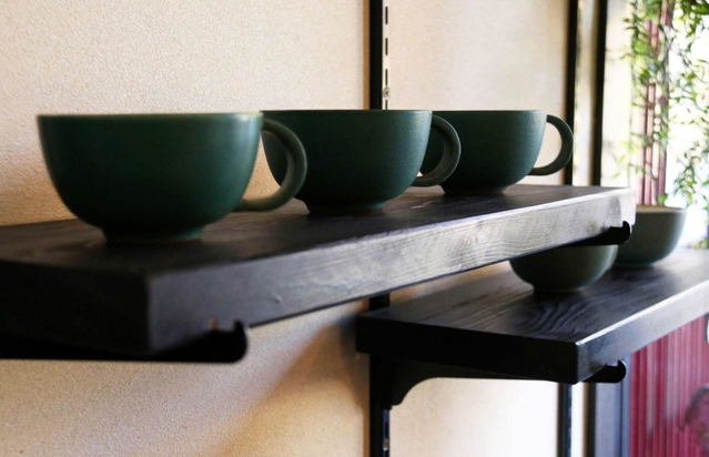 近隣の作家が手がけた立杭焼を展示販売している＝三田市西相野